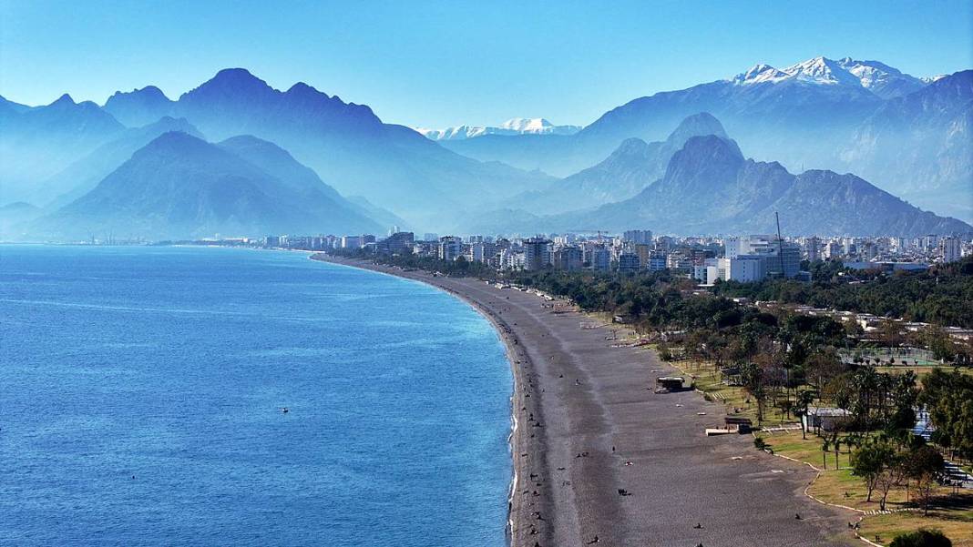 O kent iki mevsimi aynı anda yaşadı: Bir yanda kar, diğer yanda deniz keyfi! Dağ, tepe, sahil, deniz doldu taştı 2